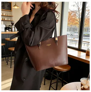 Detail einer großen kaffeebraunen Ledertasche mit Fashion & Bags London Schriftzug