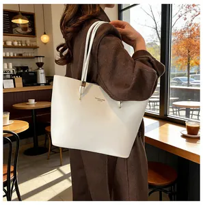 Nahaufnahme weiße Leder-Einkaufstasche mit Fashion & Bags London Schriftzug