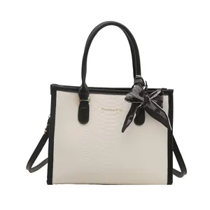 Sac fourre-tout blanc à motif serpent avec poignées noires et foulard décoratif