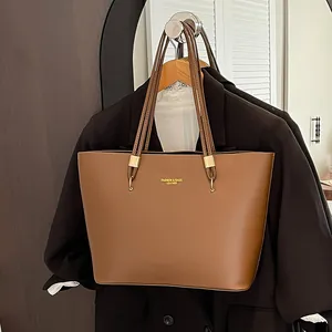 Minimalistische braune Leder-Einkaufstasche mit Goldbeschlägen und großem Fassungsvermögen