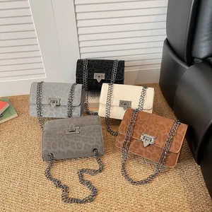 Large shoulder bags with leopard pattern and chain straps in five trendy colors