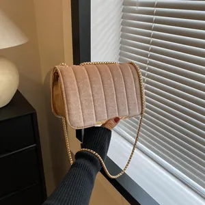 Modische Samt-Umhängetasche mit goldener Kette in hellbraunem Design für Damen