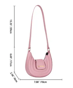 Dettaglio borsa a sella rosa con cuciture parallele e dimensioni su sfondo bianco