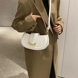 Minimalistische weiße Halbmond-Schultertasche aus Leder mit goldenen Metallschnalle
