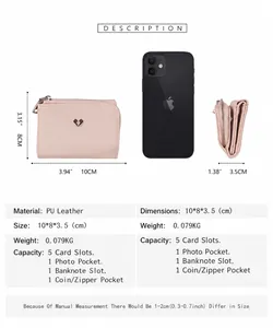 Comparaison de taille détaillée d'un portefeuille rose orné d'un cœur avec un smartphone