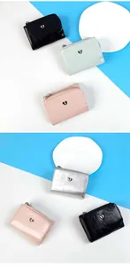 Details von kompakten Herz-Geldbörsen in Schwarz, Blau, Rosa und Silber glänzend