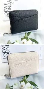 Detail of lychee leather card holders with clover zipper and external layered pockets