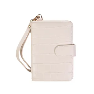 Porte-passeport beige motif crocodile avec bandoulière et boucle dorée élégante