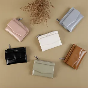 Vue macro à plat de six portefeuilles enveloppes colorés en similicuir avec fermetures éclair