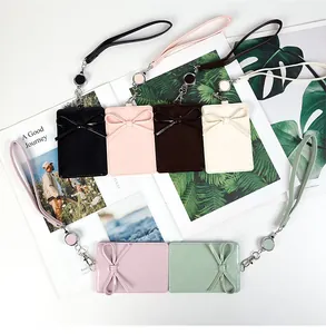 Dettaglio di porta badge con fiocco in cinque colori con cordini retrattili in ecopelle