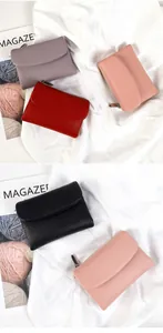 Détail de portefeuilles en cuir grainé coloré avec coutures nettes et fermeture éclair
