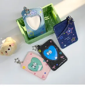 Détail de porte-cartes en denim avec fenêtres en cœur en quatre couleurs et crochets