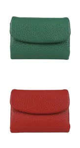 Détail de portefeuilles compacts en cuir grainé vert foncé et rouge avec rabat