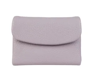 Détail macro du portefeuille en cuir lilas grainé avec texture fine et coutures nettes