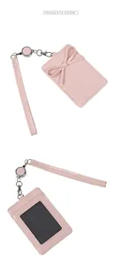 Detalle del portatarjetas de cuero PU rosa con lazo y cordón metálico retráctil