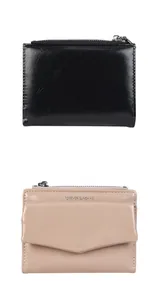 Vue verticale de portefeuilles noir et beige montrant le grain du cuir et les zips argentés