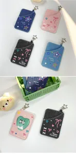 Détail de porte-cartes en denim avec charmes d'étoiles et fenêtres en cœur en couleurs