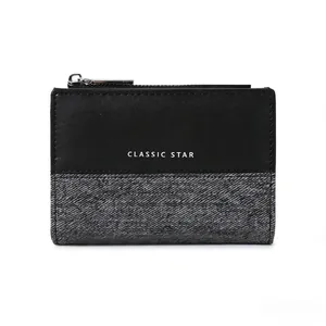 Detailopname van tweekleurige portemonnee met Classic Star print en zilveren ritstrekker