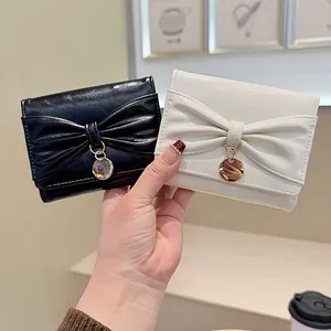 Portefeuille Court à Nœud Papillon pour Femme Pliage en Trois Cuir PU Verni Porte-monnaie Avec Pendentif en Métal Porte-cartes de Couleur Unie