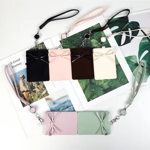 Portabadge retrattile chic con fiocco e cordino metallico in vari colori pastello
