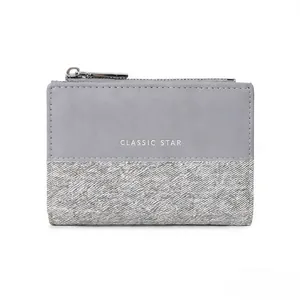 Detailweergave van de grijze patchwork portemonnee met zilveren Classic Star logo