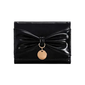 Portefeuille japonais en cuir verni noir avec nœud et pendentif doré élégant