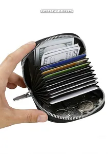 Detailweergave van de capaciteit van een lederen accordeon portemonnee met vakjes