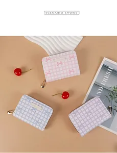 Detailansicht der karierten Schleifen-Geldbörsen in Rosa, Blau und Lila Pastelltönen
