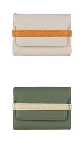 Dettaglio di portafogli in pelle martellata nei toni beige e verde scuro opaco