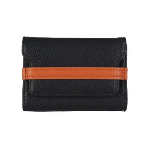 Portafoglio compatto in pelle martellata nera con cinturino marrone in stile minimalista