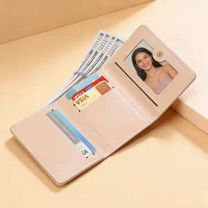 Portefeuille beige élégant à trois volets pour femme avec fentes pour cartes et fenêtre ID