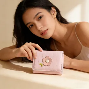 Gros plan d'un portefeuille rose en cuir PU avec fleur 3D et broderie de feuilles vertes