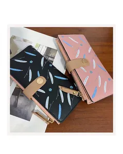 Damen-Brieftaschen in Rosa und Schwarz mit Blumenmuster auf einem Holzhintergrund