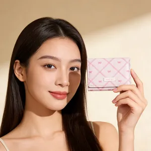 Gros plan du portefeuille rose à nœud avec motif matelassé et inscription sweet girl