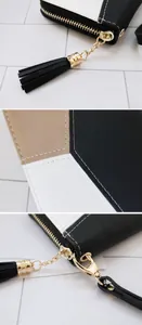 Vue détaillée du portefeuille en cuir tricolore avec fermeture éclair dorée et franges