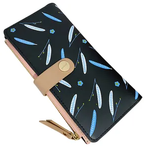 Schwarze lange Damen Geldbörse mit blauem Blumenmuster und brauner Lederschnalle
