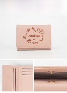 Détails du portefeuille rose à trois volets avec broderie et emplacements pour cartes