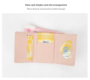 Détail du portefeuille rose à trois volets avec fentes pour cartes et fenêtre cœur