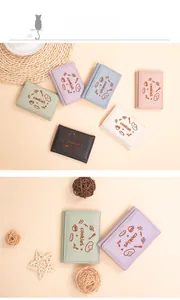 Vue détaillée de plusieurs portefeuilles en similicuir pastel avec broderie biscuit