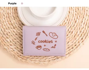 Gros plan d'un portefeuille violet en similicuir avec broderie cookie mignonne