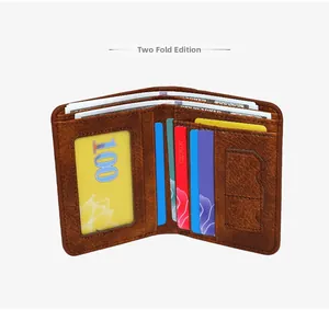 Innenansicht einer braunen Faltbrieftasche mit Kartenfächern und Geldscheinfach