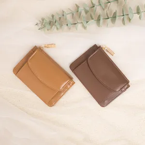 Portafogli minimalisti in pelle PU marrone e caffè con finiture dorate su tessuto bianco