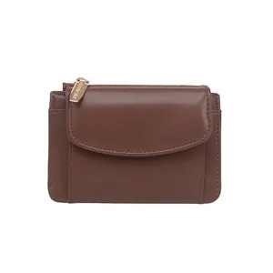 Portafoglio compatto in pelle marrone con zip dorata e fessure per carte su bianco
