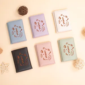 Portefeuilles femme triples en similicuir avec broderies et six coloris pastel assortis