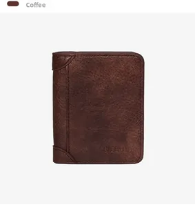 Nahaufnahme der dunkelbraunen vertikalen Brieftasche mit Lychee-Ledertextur und Ziernähten