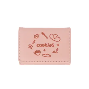 Portefeuille femme rose pâle brodé à trois volets avec motif cookies sur fond blanc