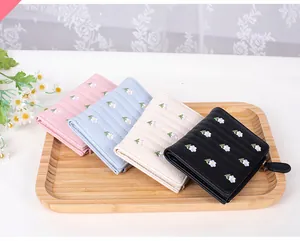 Portefeuilles matelassés courts avec broderie marguerite en rose, bleu, beige et noir