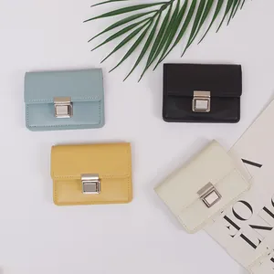 Minimalistische leren pasjeshouders in vier kleuren met elegante metalen gespen