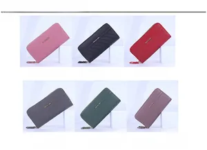 Vue détaillée de portefeuilles longs matelassés en rose noir rouge gris vert et violet