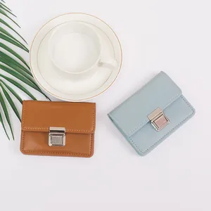 Minimalistische Japanse flap portemonnee van leer in bruin en lichtblauw met klikslot